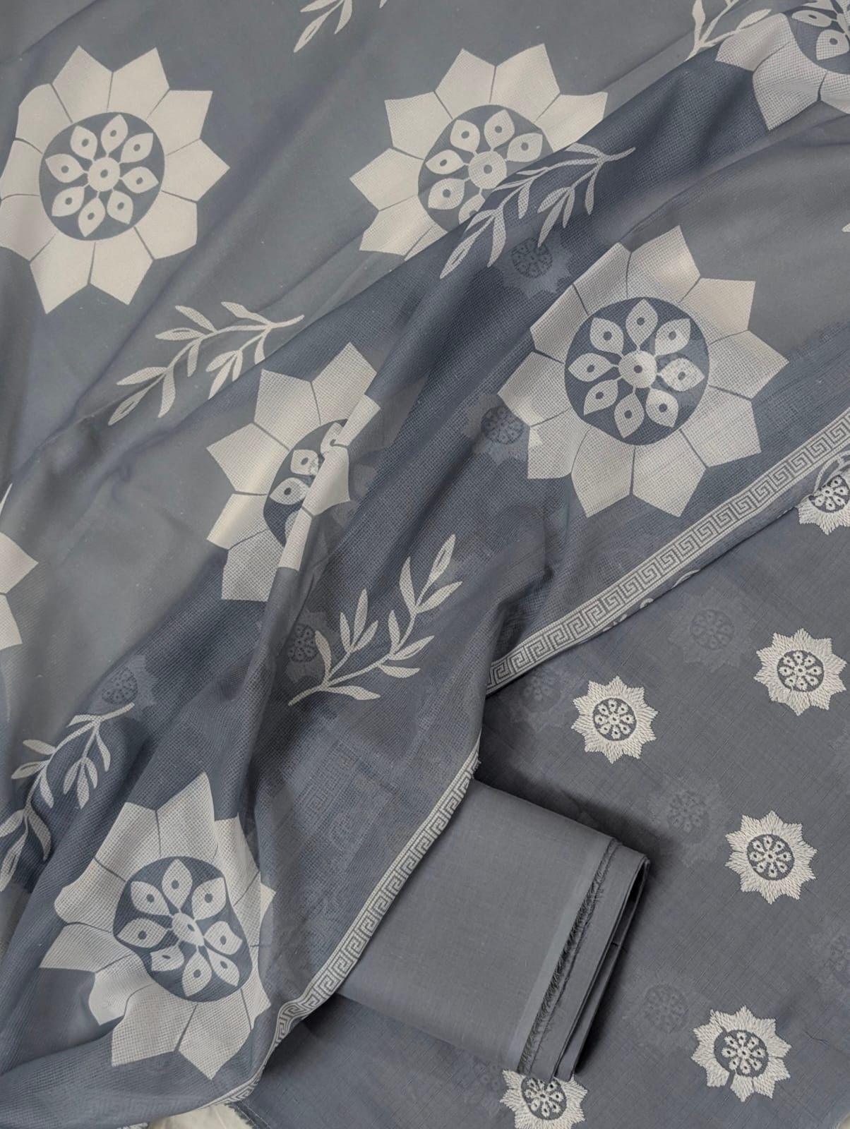 3PC CHICKEN EMBROIDERY DORYA LAWN WITH SHAFOON NET PRINTED DUPATA PREMIUM SUMMER COLLECTION 2026 ( DARK GRAY)