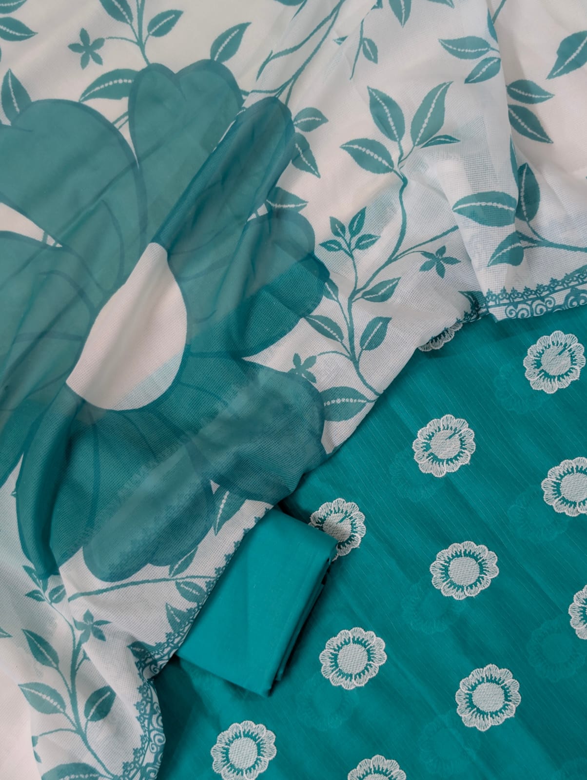 3PC CHICKEN EMBROIDERY DORYA LAWN WITH SHAFOON NET PRINTED DUPATA PREMIUM SUMMER COLLECTION 2026 ( FEROZI COLOR)