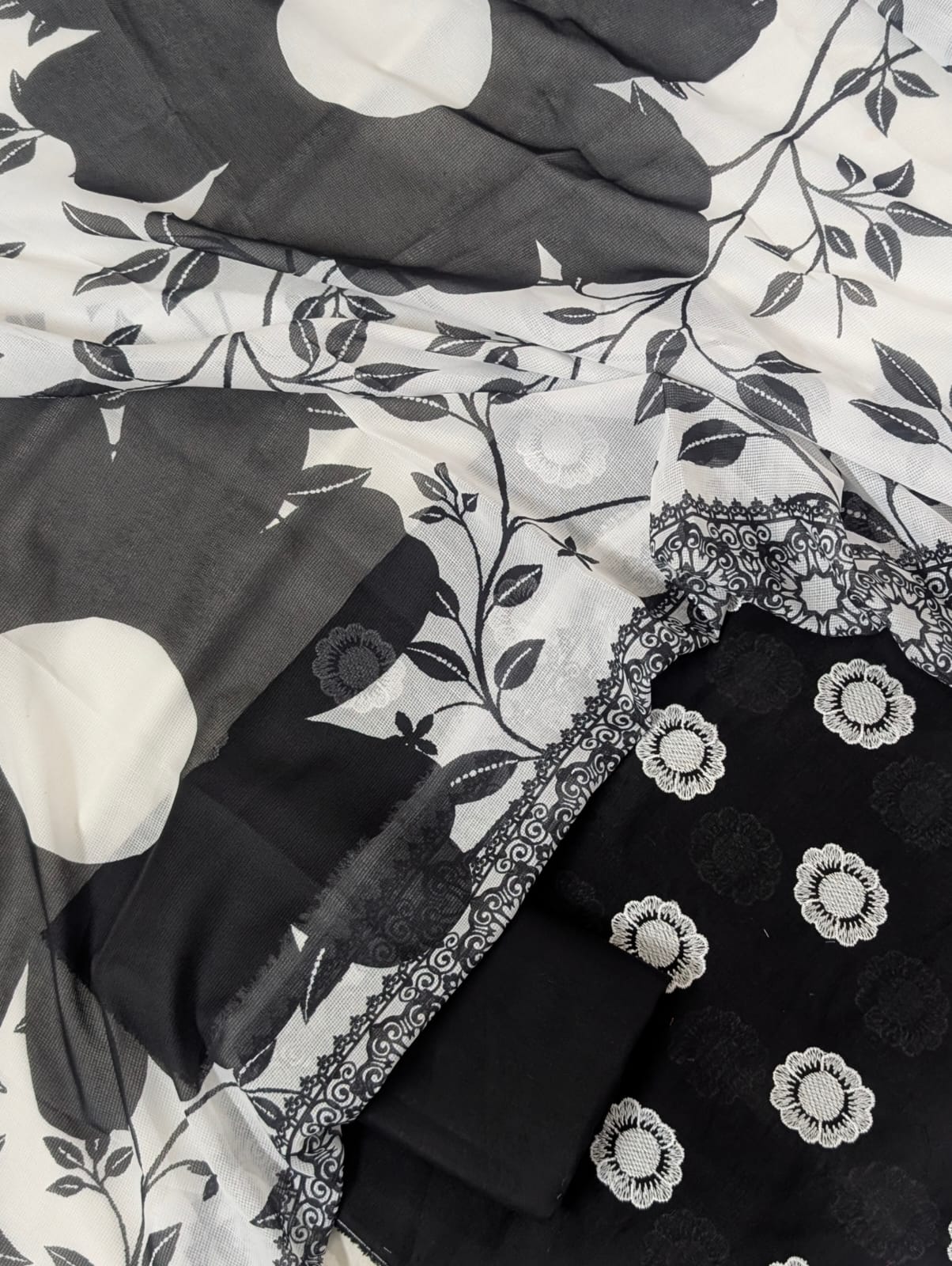 3PC CHICKEN EMBROIDERY DORYA LAWN WITH SHAFOON NET PRINTED DUPATA PREMIUM SUMMER COLLECTION 2026 ( BLACK COLOR)