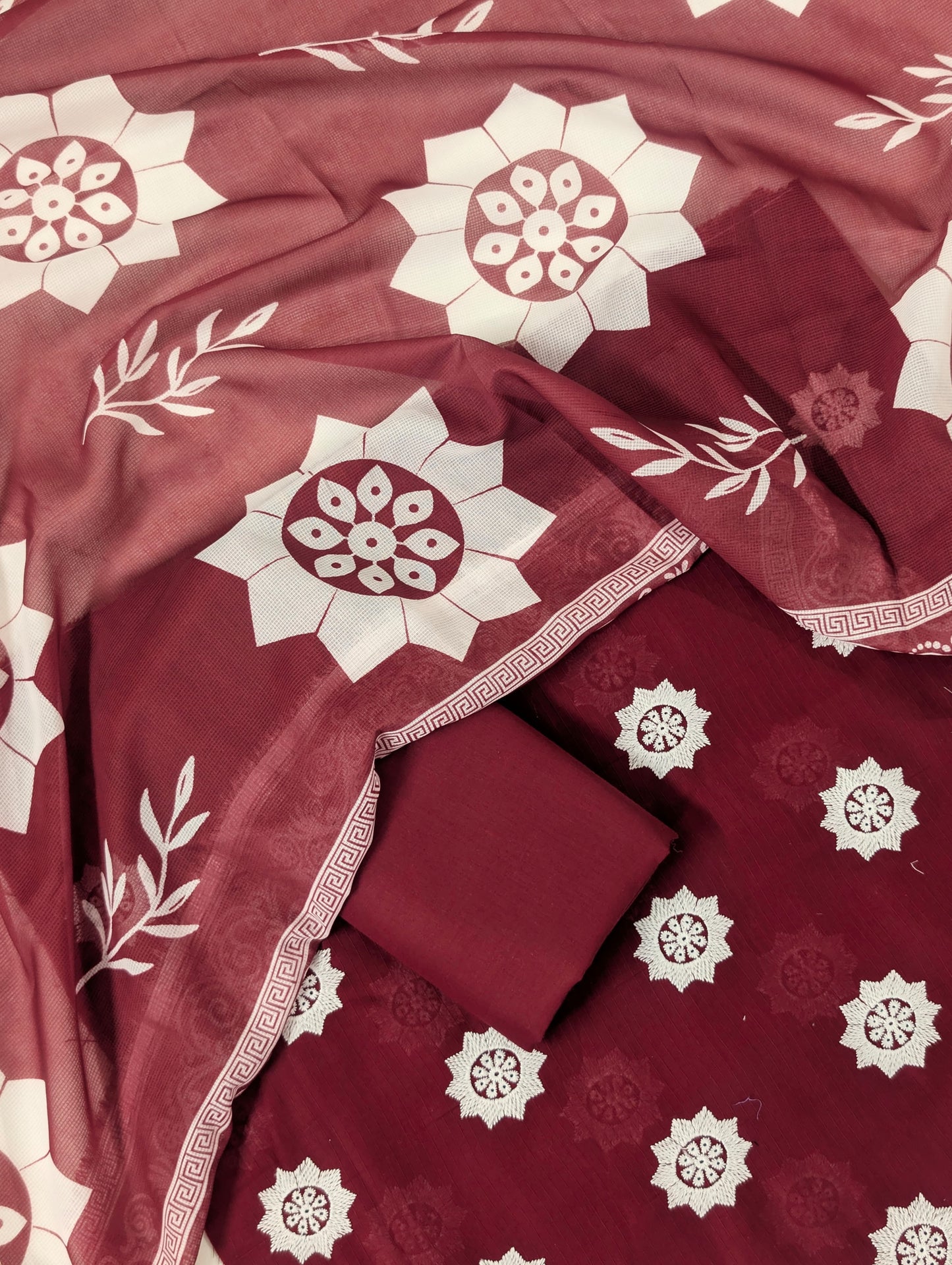 3PC CHICKEN EMBROIDERY DORYA LAWN WITH PRINTED SHAFOON NET PRINTED DUPATA PREMIUM SUMMER COLLECTION 2026 ( MAROON)
